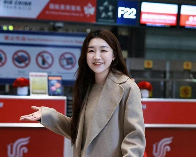 奥运冠军陈梦现身米兰时装周！脚蹬高跟短靴优雅亮相笑容灿烂